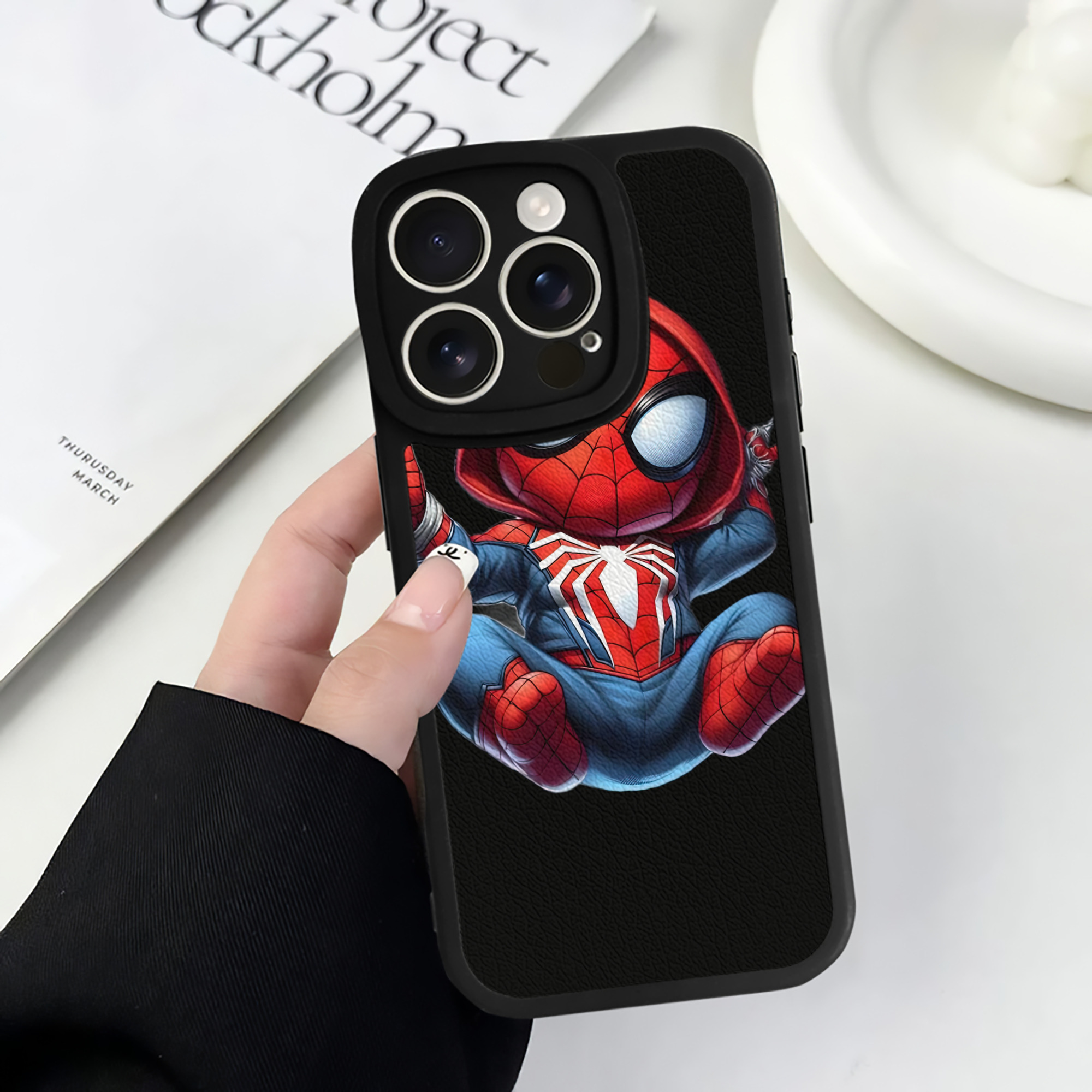 Spider Man スパイダーマン 【iPhone 16シリーズ対応】シリコンスマホケース（レザー調） 材質：シリコン